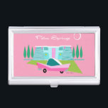 Retro Pink Palm Springs Kartenhalter Visitenkarten Dose<br><div class="desc">"Palm Zwischen dem rosa Hintergrund, türkisfarben Mitte des Jahrhunderts moderne Zuhause, und dem klassischen 1950er-Jahre-Auto, könnte dieses Design nicht mehr Palm Springs, wenn es in den Wolken. Oh, warte, es sagt es in den Wolken! Der blaue und aquamarine Stein des Hauses wird durch die sputnik-Leuchten, die die heiß rosa Tür...</div>