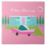 Retro Pink Palm Springs Keramik Tile Fliese<br><div class="desc">Zwischen dem rosa Hintergrund, der türkisfarbenen Mitte des Jahrhunderts modernen Zuhause, und dem klassischen 1950er-Jahre-Auto, könnte dieses Design nicht mehr Palm Springs sein, wenn es es in den Wolken sagte. Oh, warte, es sagt es in den Wolken! Der blaue und aquamarine Stein des Hauses wird durch die sputnik-Leuchten, die die...</div>