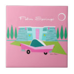 Retro Pink Palm Springs Keramik Tile Fliese<br><div class="desc">Zwischen dem rosa Hintergrund, der türkisfarbenen Mitte des Jahrhunderts modernen Zuhause, und dem klassischen 1950er-Jahre-Auto, könnte dieses Design nicht mehr Palm Springs sein, wenn es es in den Wolken sagte. Oh, warte, es sagt es in den Wolken! Der blaue und aquamarine Stein des Hauses wird durch die sputnik-Leuchten, die die...</div>