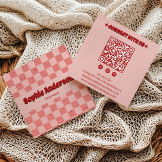 Retro Pink & Red Checkerboard with QR Code Quadratische Visitenkarte