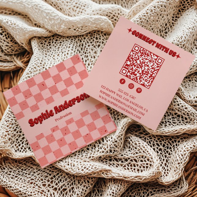 Retro Pink & Red Checkerboard with QR Code Quadratische Visitenkarte (Von Creator hochgeladen)