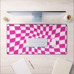Retro Pink überprüft Warped Checked Checked Schreibtischunterlage<br><div class="desc">Retro psychedelisch,  modern karierte rosa Tischmatte</div>
