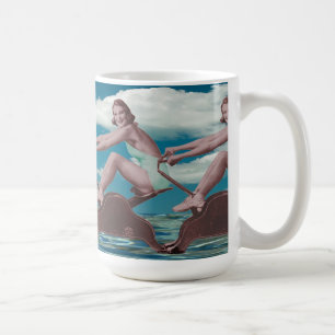 Retro-Pinups auf einer altmodischen Ruderbank Kaffeetasse