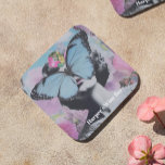 Retro Pop Art Pink und Blue Butterfly Getränkeuntersetzer<br><div class="desc">Dieses Design verbindet die Coquette-Ästhetik mit einem traumhaften Retro-Collage-Ambiente. Eine auffallend blaue Schmetterlingssonde über das Gesicht einer Frau, die Mysterien und Launen hinzufügt, während Pastelltöne aus Rosa und Lavendelschmetterlingen herumflattern und das ätherische Gefühl verstärken. Im Hintergrund blühen lebendige Blume, die eine üppige, Vintag inspiriert Gartenlandschaft schaffen. Personalisieren Sie es mit...</div>