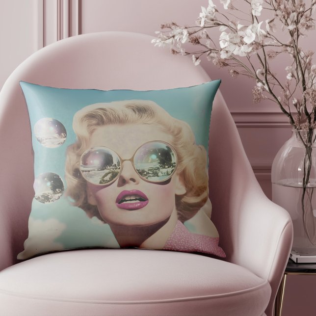 Retro Pop Art Pink und Blue Space Woman Kissen (Elevate your style with this standout piece, ideal for lovers of vintage flair.)