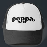 Retro Poppa Schwarz und Weiß Truckerkappe<br><div class="desc">"Poppa" im Retro-Stil Schriftart, Farbe ist editierbar; fügen Sie Ihren eigenen Namen, wenn gewünscht und wählen Sie Hass-Stil.</div>