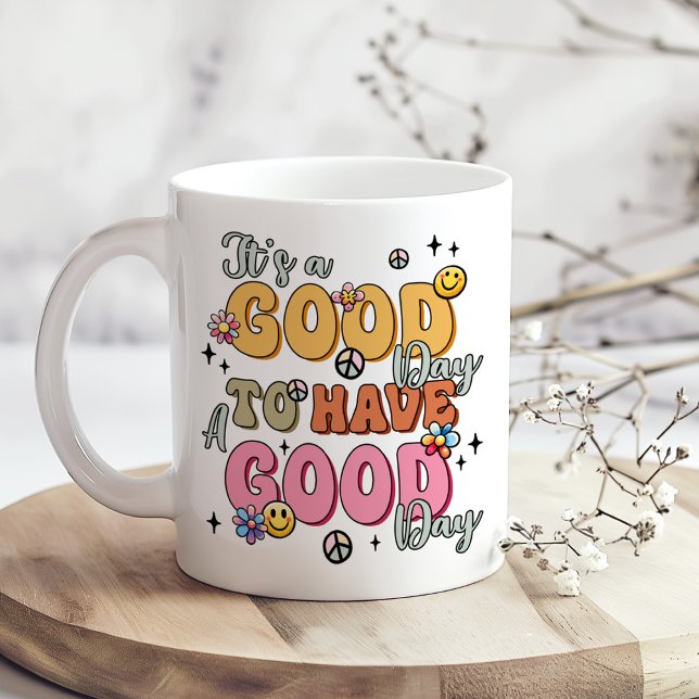 Retro Positivity "It's a Good Day" Kaffeetasse (Retro Positivity "It's a Good Day" Coffee Mug on a boho table with tiny dry white flowers)