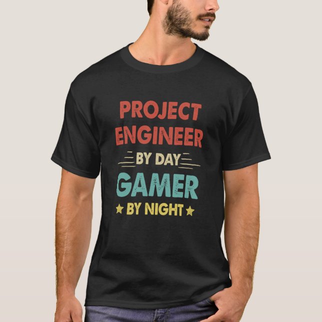 Retro Project Engineer By Day Gamer By Night T-Shirt (Vorderseite)