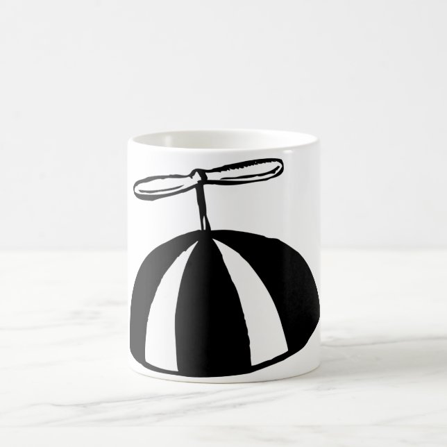 Retro Propeller Beanie Whimsical Schwarz und Weiß Kaffeetasse (Mittel)