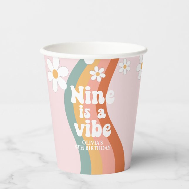 Retro Rainbow Nine ist ein Vibe Daisy 9. Geburtsta Pappbecher (Vorderseite)
