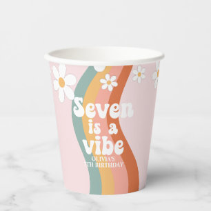 Retro Rainbow Seven ist ein Vibe Daisy 7. Geburtst Pappbecher