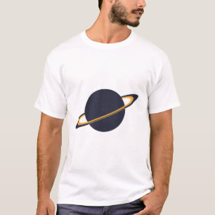 Retro-Raketenraumschiff umkreist dunklen Planeten  T-Shirt