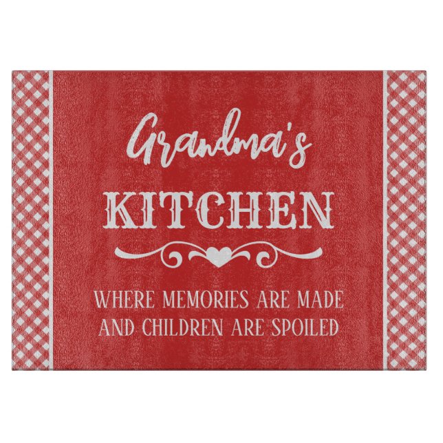 Retro Red and White Checkered Oma's Kitchen Schneidebrett (Vorderseite)