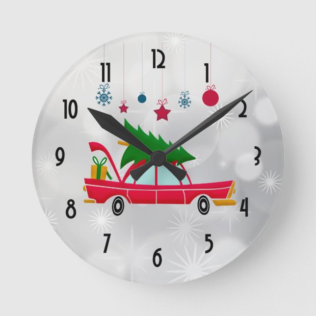 Retro Red Car Carrying a Christmas Tree Runde Wanduhr (Vorderseite)