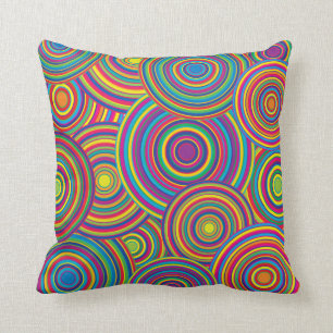 Retro Regenbogen kreist Muster ein Kissen