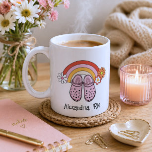 Retro-Regenbogen- und Gummi-Cloud-Monogramm-Pflege Kaffeetasse