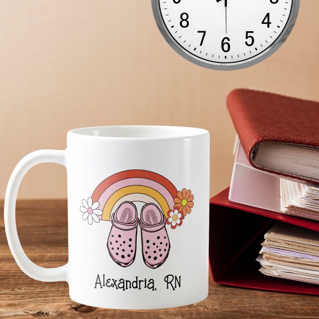 Retro-Regenbogen- und Gummi-Cloud-Monogramm-Pflege Kaffeetasse (Von Creator hochgeladen)