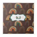 Retro-Regenbogenmuster der 70er Jahre| Monogramm - Fliese<br><div class="desc">In den 1970er Jahren kamen die Farben zurück auf die Erde - solide Erdfarben, um uns zu zermahlen. Das Design zeichnet sich durch ein Allover-Muster aus rauschigen Regenbogen in Retrofarben mit reichhaltigem Schokoladenhintergrund aus, mit Ihrem Namen oder Ihrer persönlichen Auswahl. Fügen Sie diesem Design Ihre benutzerdefinierte Formulierung hinzu, indem Sie...</div>