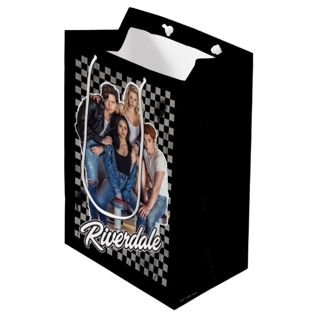 Retro Riverdale Group Graphic Mittlere Geschenktüte (Vorderseite Schrägansicht)