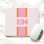 Retro-Rosa Orange Mousepad<br><div class="desc">Erweitern Sie Ihren Arbeitsbereich mit einem personalisierten Mousepad, das Vintagen Charme und moderne Funktionalität verbindet. Ihr Monogramm nimmt die mittlere Bühne in einem fett formatierten serifenlosen Schriftart mit einem Schlagschatteneffekt, der Tiefe und Dimension verleiht. Die Retro-Farbpalette bringt eine spielerische, aber dennoch raffinierte Touch mit sich und macht dieses Mousepad nicht...</div>