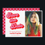 Retro Rosa rotes Karton Bat Mitzvah Foto Save The Date<br><div class="desc">Retro Mod Groovy Bold Rosa Red Checkerboard Bat Mitzvah Save the Date mit Foto - erhältlich als digitaler Download oder gedruckt.</div>