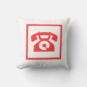retro rotes Telefon auf weißem Kissen