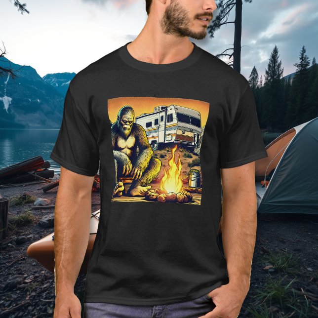 Retro RV Sasquatch Camping T-Shirt (Von Creator hochgeladen)