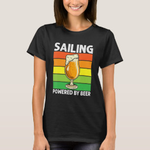 Retro Sailing Powered by Bier Segelboot Drinki T-Shirt