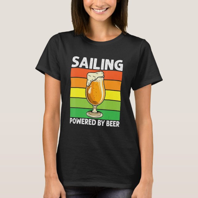 Retro Sailing Powered by Bier Segelboot Drinki T-Shirt (Vorderseite)