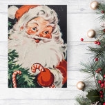 Retro Santa mit Candy Canes Custom Christmas Feiertagskarte<br><div class="desc">Diese Weihnachtskarte aus der Mitte des Jahrhunderts beherbergt einen fröhlichen Weihnachtsmann, der einen Zuckerrohr mit einem Blick auf einen Weihnachtsbaum in der Ecke hält, der mit Bonbons geschmückt ist. Das Gefühl in den Karten sagt: "Mögen die guten Zeiten und Schätze der Gegenwart zu den goldenen Erinnerungen von morgen werden. Frohe...</div>