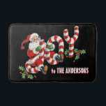 Retro Santa Sending Freude Christmas Personalisier Badematte<br><div class="desc">Retro Santa Verschicken Freude Weihnachten Personalisierten Familienname oder jeden Text Custom Holiday Wohngestaltung Badezimmer Zubehör Badematte</div>