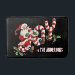 Retro Santa Sending Freude Christmas Personalisier Badematte<br><div class="desc">Retro Santa Verschicken Freude Weihnachten Personalisierten Familienname oder jeden Text Custom Holiday Wohngestaltung Badezimmer Zubehör Badematte</div>