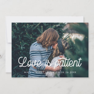 Retro-Schrift Liebe ist geduldig Hochzeitsupdate Ankündigung
