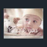 Retro Schriftart Babydusche danke Foto Postkarte<br><div class="desc">Moderne und elegante Babydusche dank Karte. Vollständig anpassbar mit Bild,  Name und anderen Details Ihres Babys. Vollständig bearbeitbare Farben.</div>