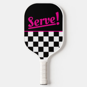 Retro Schwarz Weiß Neonrosa "Serve!" Schachbrett Pickleball Schläger