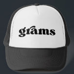 Retro Schwarz-Weiß Oma American Grams Truckerkappe<br><div class="desc">"Gramm" im Retro-Stil Schriftart, Farbe ist bearbeitbar; fügen Sie Ihren eigenen Namen, wenn gewünscht und wählen Sie Hass-Stil. Kontaktieren Sie mich für weitere Spitznamen.</div>