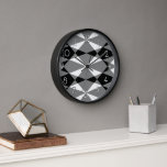 Retro Schwarz-weiße Dreieck Quadrate Mosaikmuster Uhr<br><div class="desc">Schöne zeitgenössische schwarz, weiß und grau Dreiecke und Diamantquadrate Mosaikmuster. Verziertes, elegantes, stilvolles und eklektisches Design für den extravaganten Innenarchitekten, das künstlerische Dekor Diva, der beliebte angesagte Trendsetter, der Vintage Retro-Kunststil und der abstrakte geometrische Motiv-Liebhaber. Erhältlich auf einer Vielzahl moderner Wohngestaltung Akzente und Mode inspiriert Accessoires für die Dekoration des...</div>