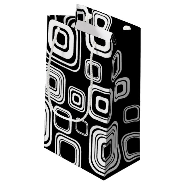 Retro Schwarzweiss-Quadrate Kleine Geschenktüte (Rückseite Schrägansicht)