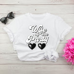 Retro-Script-Ehefrau des Party Bachelorette T-Shirt<br><div class="desc">Niedlicher Junggeselinnen-Abschied-T - Shirt für die Braut mit "Ehefrau des Party" in einem großen Retro-70er-Stil Skript und herzförmigen Sonnenbrillen. Für die Bachelorette-Gruppe stehen die T - Shirt "Life of the Party" zur Verfügung.</div>