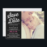 Retro-Script-Foto mit Schwarz und Rosa Save the Da Save The Date<br><div class="desc">Eine individuell anpassbare Save the Date Karte mit einem Pink-Spritzer. Matching-Elemente sind verfügbar.</div>