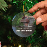 Retro sFirst Christmas in unserem neuen Zuhause-Fo Keramik Ornament<br><div class="desc">Unser erstes Weihnachten in unserer neuen Zuhause: ein Vintages Retro-Drehbuch und ein einfaches Design für dieses Foto-Ornament-Geschenk. So passen Sie sich an Ihr Lieblingsbild an. Sie können die Farbe des Schriftartes auch ganz nach Ihren Wünschen ändern. Ein perfektes Hauswärmespiele oder Familiengepäck, um Ihre ersten Weihnachten in Ihrem neuen Haus zu...</div>