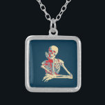 Retro Skeleton Versilberte Kette<br><div class="desc">Glücklich lächelndes Skelett mit der göttlichen Hand, die auf seinem Kinn ruht, in Retro-Farben gemacht.</div>