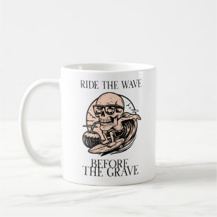 Retro-Skelett-Surfing-Reite auf der Welle, bevor Kaffeetasse