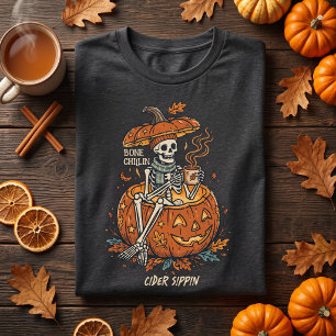 Retro-Skelett trinkt Cider an Halloween T-Shirt