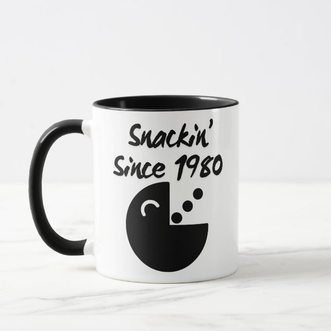 Retro Snack Attack: Snackin" Seit 1980 Pixel Art Tasse (Links)