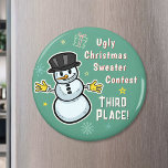 Retro Snowman Ugly Christmas Sweater Wettbewerb 3 Magnet<br><div class="desc">Diese niedlichen Retro-Schneemann-Kühlschrankmagnet sind der perfekte Preis für die Gewinner Ihres Ugly Christmas Sweater Contests! Dazu gehören ein lächelnder, Vintag aussehender Schneemann mit modernen Ikonen aus der Mitte des Jahrhunderts und die Worte "Ugly Christmas Sweater Contest / Third Place!" Sie können auch das einfache Textfeld verwenden, um die Wörter oder...</div>