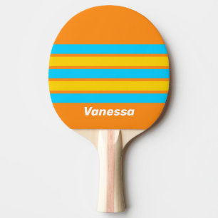 Retro-Sommerstrand entlang der Streifen mit Namen Tischtennis Schläger