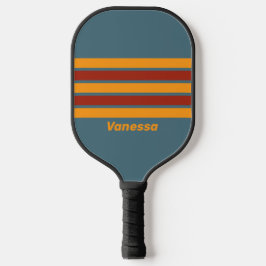 Retro Sonnenaufgang auf Schiefer über Streifen mit Pickleball Schläger