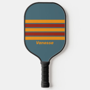 Retro-Sonnenaufgang auf Schiefer über Streifen mit Pickleball Schläger
