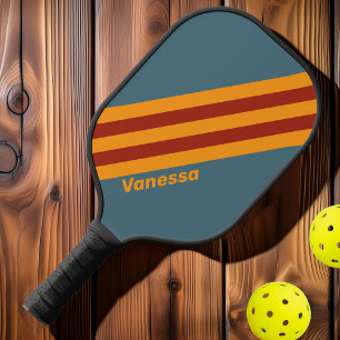 Retro-Sonnenaufgang auf Schieferstreifen mit Namen Pickleball Schläger